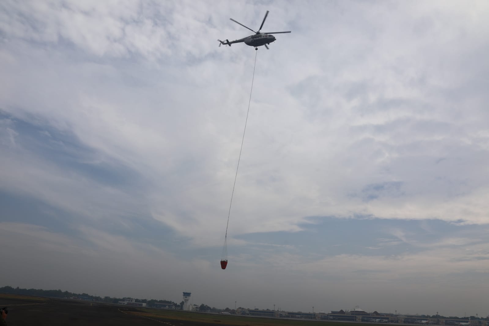 Upaya tim operasi udara menggunakan helikopter water bombing dalam pemadaman kebakaran hutan dan lahan di wilayah provinsi Sumatera Selatan pada Selasa (12/9).